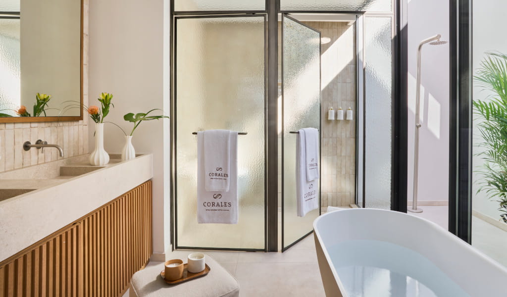 Baño del hotel Corales Suites Tenerife, con bañera y toallas Corales.
