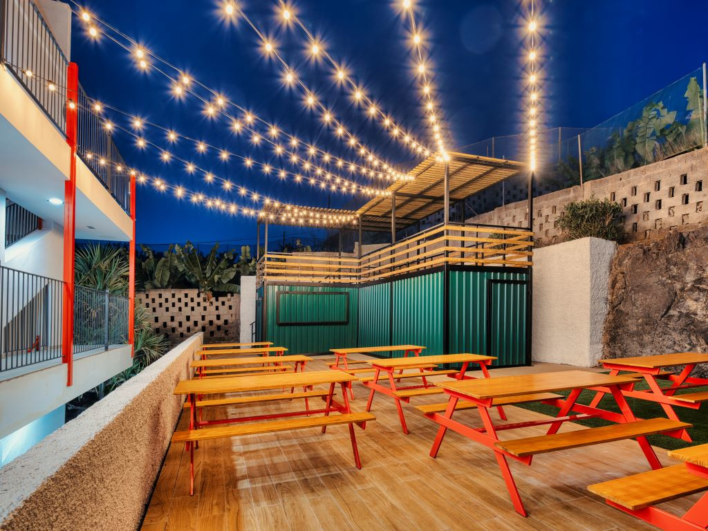 Mesas al aire libre con luces colgantes en Tenerife.