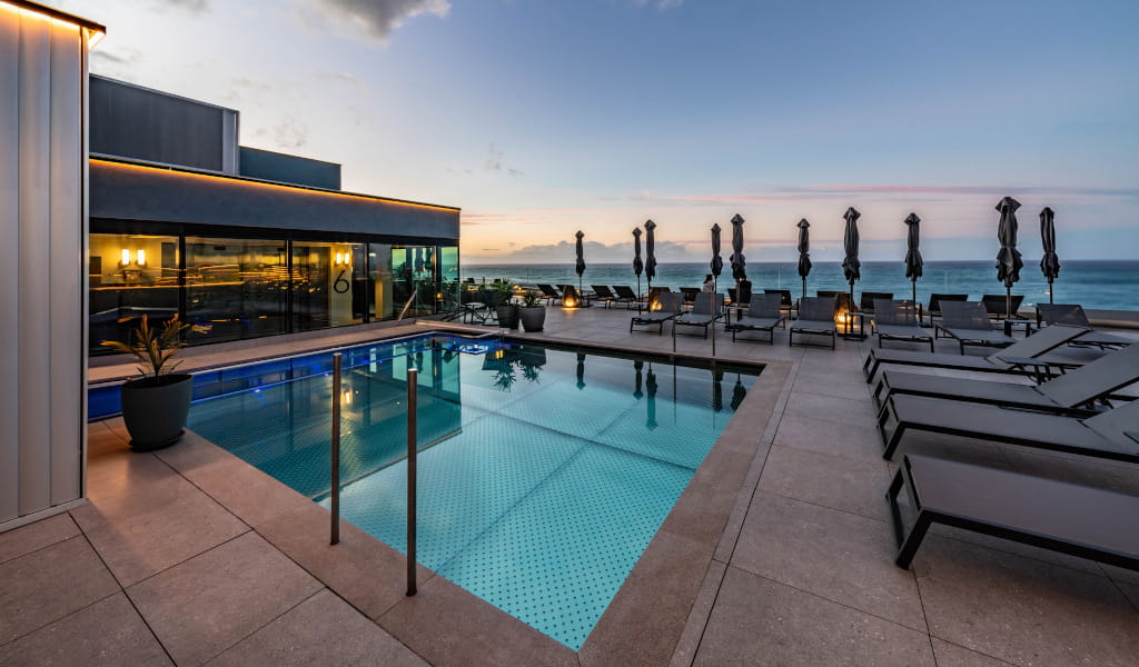 Piscina al atardecer con vista al mar en Tenerife.