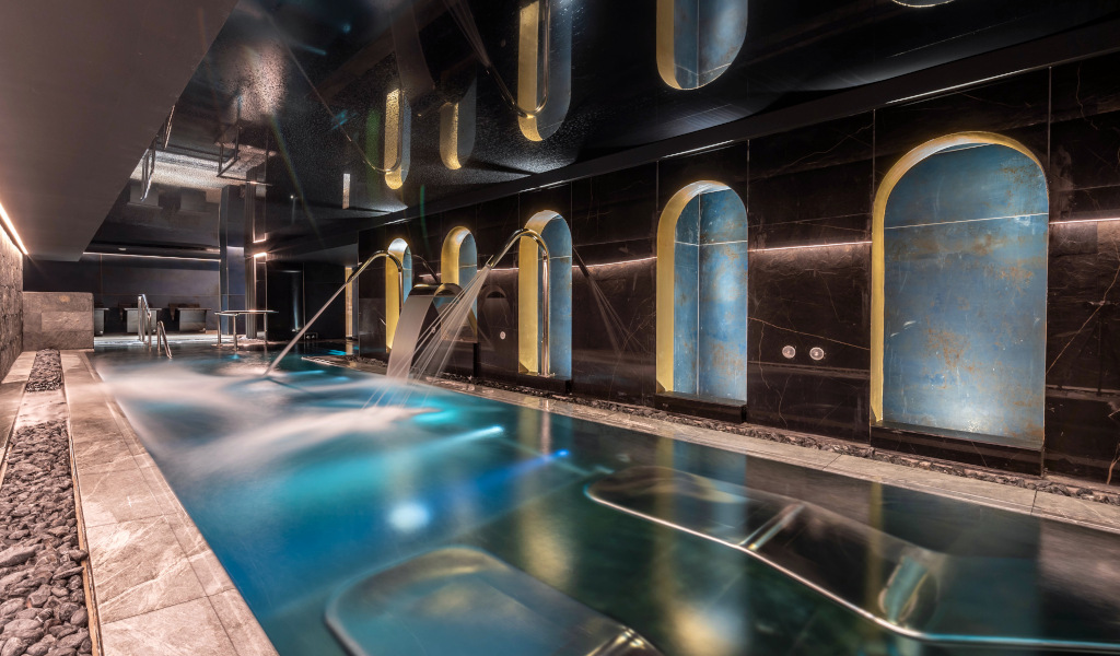 Piscina interior con cascadas en spa de Tenerife.