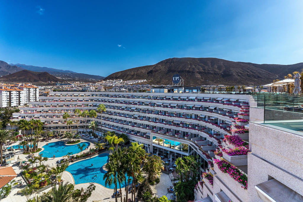 Piscina y edificio en complejo hotelero de Santa Cruz de Tenerife.