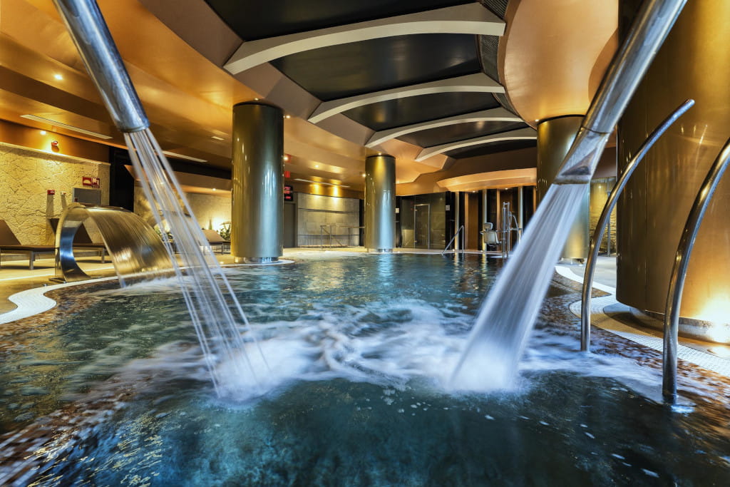 Piscina interior con chorros de agua en un spa de Tenerife.