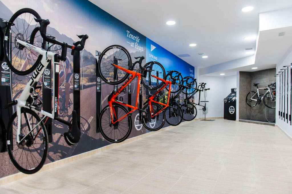 Bicicletas colgadas en la pared en una tienda de Tenerife.