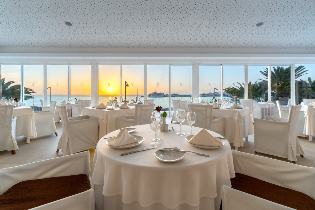 Restaurante con mesas elegantes y vista al atardecer en Tenerife.