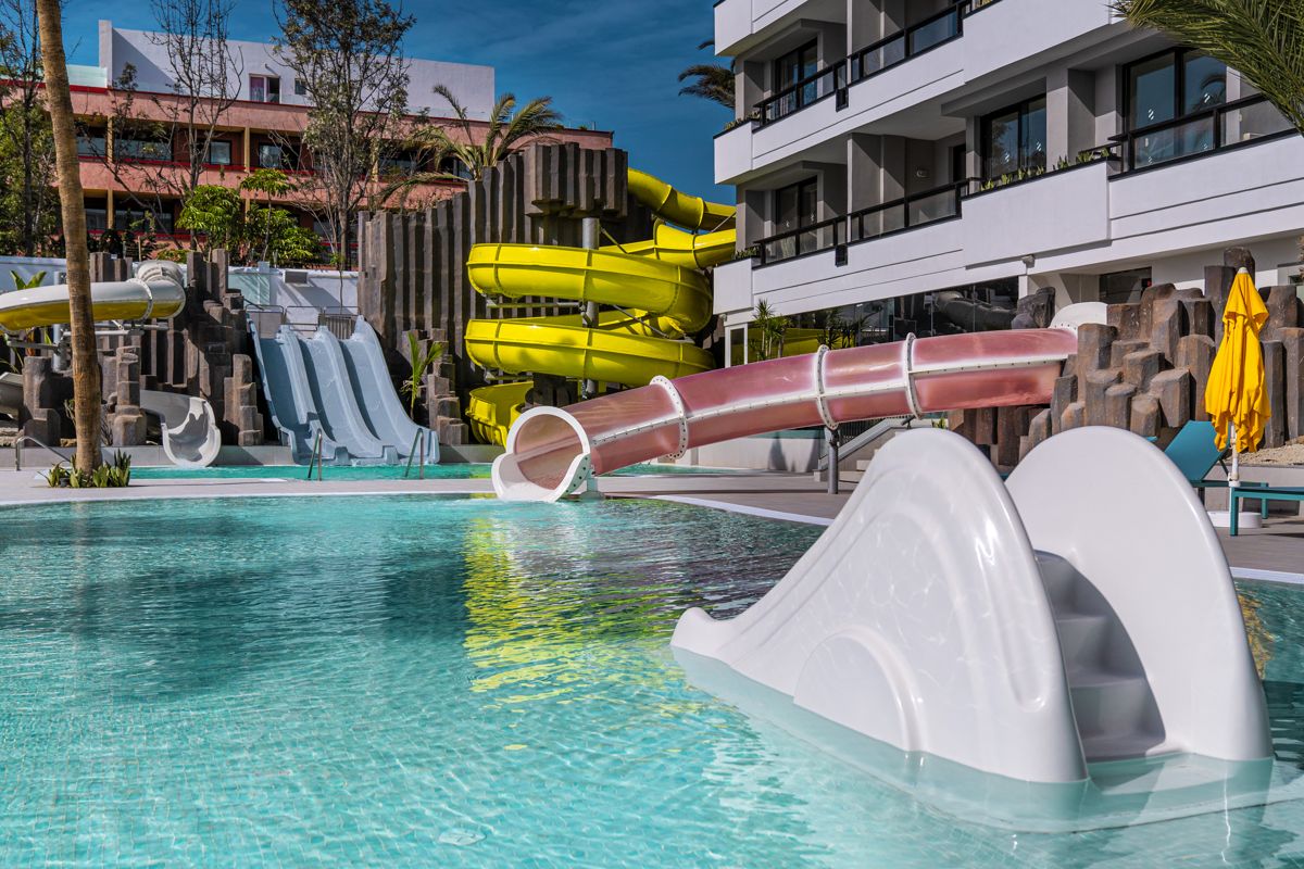 Toboganes acuáticos y piscina en un hotel en Tenerife.