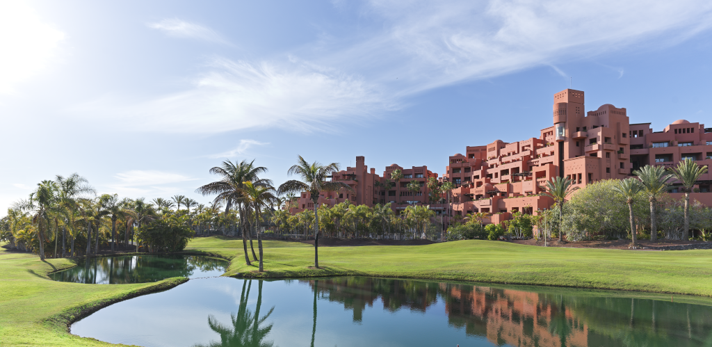 Hotel con arquitectura única rodeado de palmeras y lago en Tenerife.