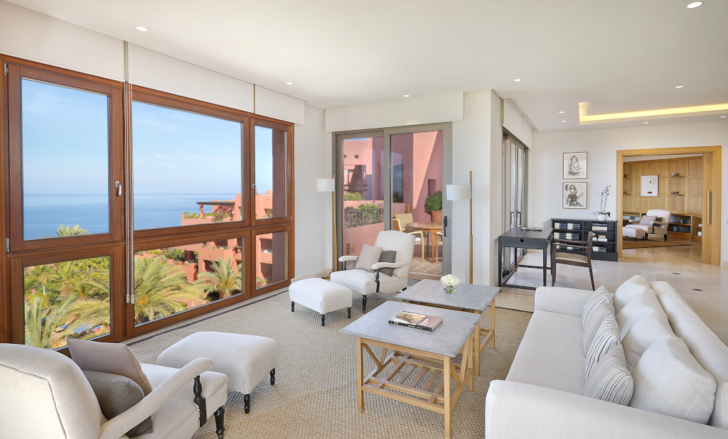 Sala de estar luminosa con vista al mar en un apartamento en Tenerife.