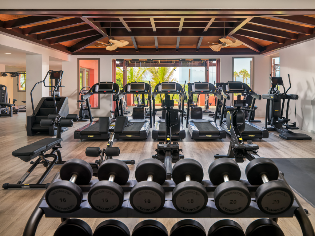 Gimnasio equipado con cintas de correr y pesas en Tenerife.