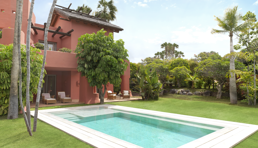 Casa con piscina rodeada de jardín tropical en Tenerife.