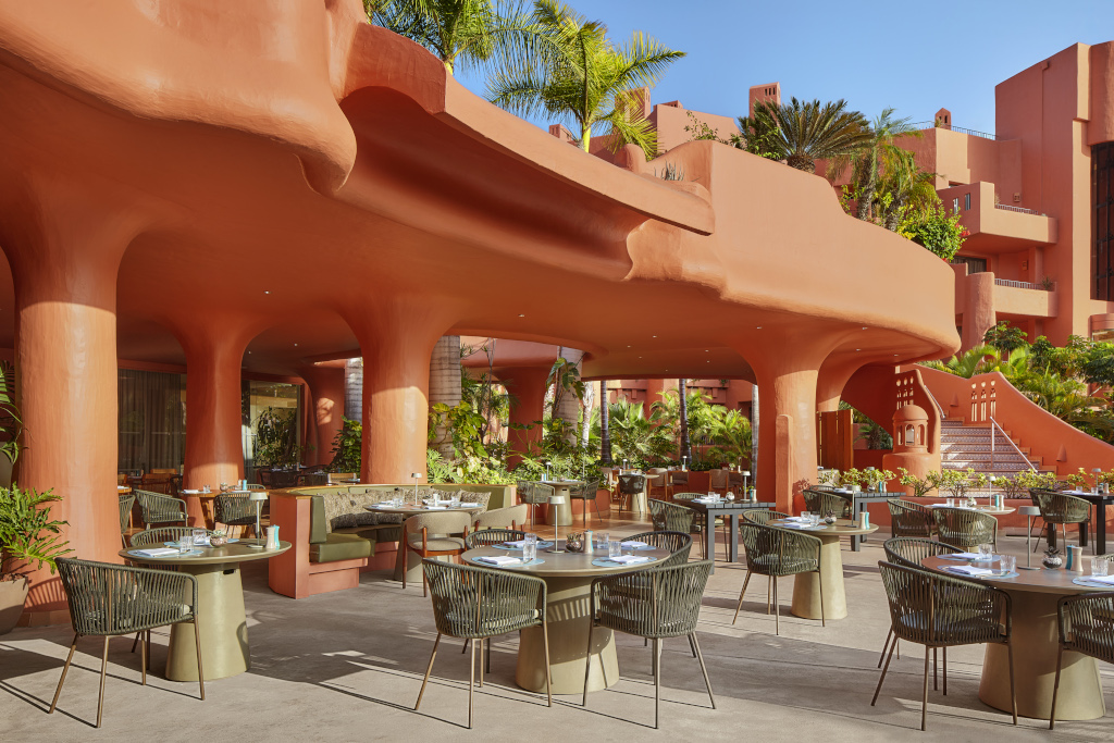 Terraza al aire libre de un restaurante en Tenerife con mesas y sillas modernas.