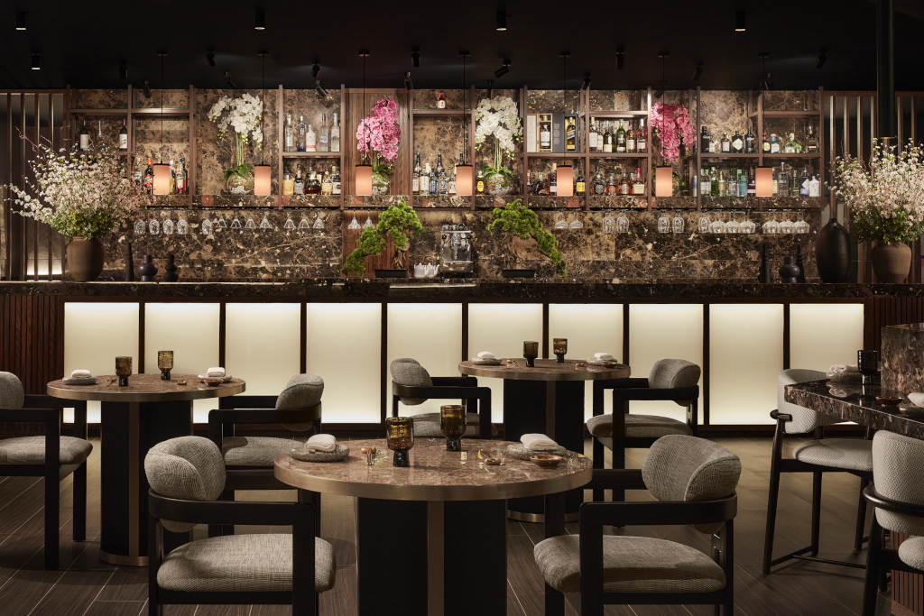 Restaurante elegante en Santa Cruz de Tenerife con mesas y barra bien iluminadas.
