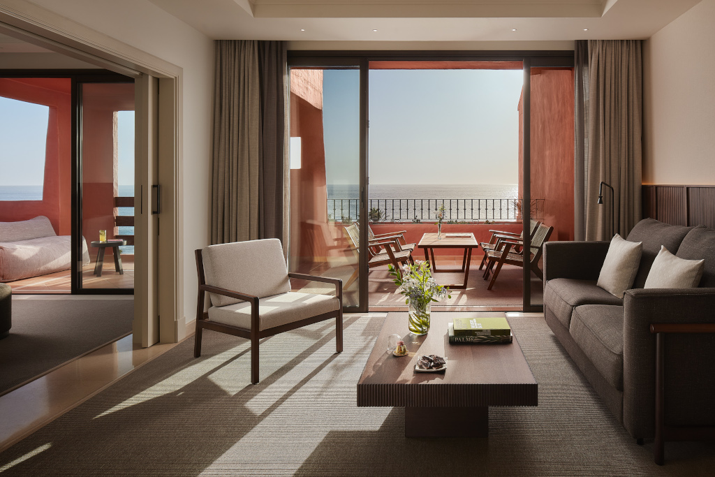 Sala de estar con vista al mar y terraza en un hotel de Tenerife.