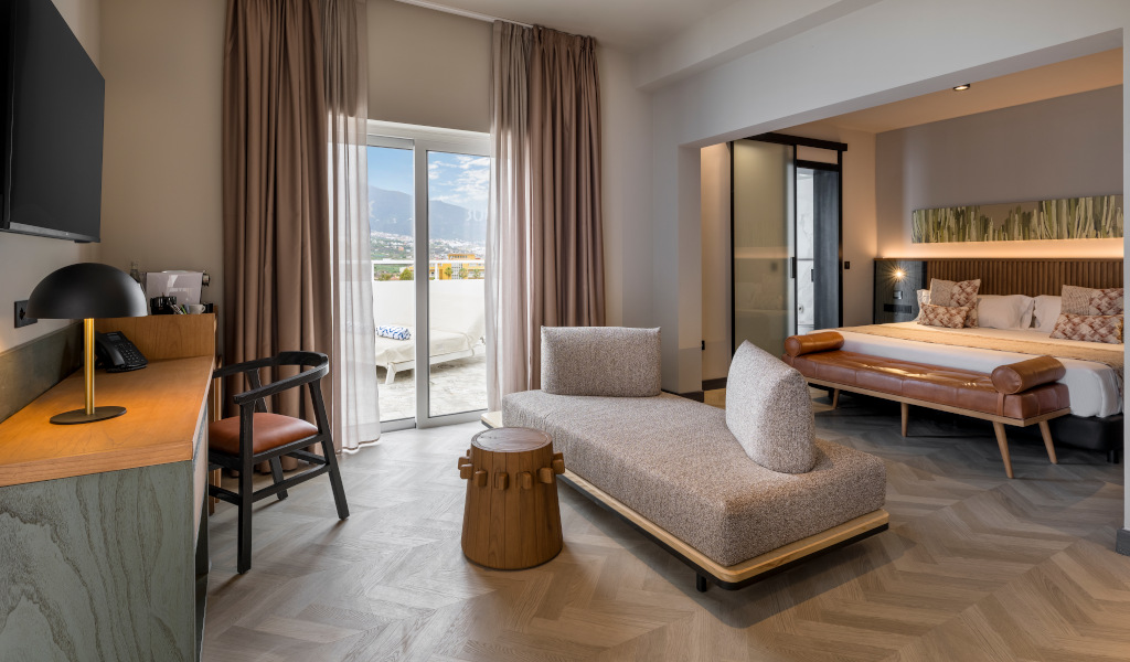 Habitación moderna con ventana al exterior en Puerto de la Cruz, Tenerife.