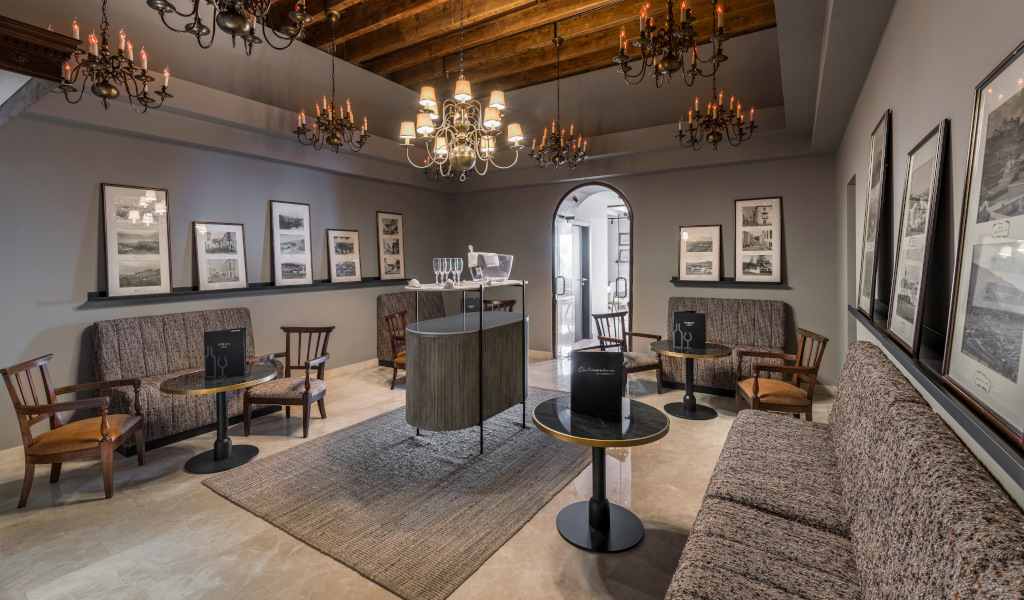 Sala de espera con mesas y cuadros en las paredes en Santa Cruz de Tenerife.