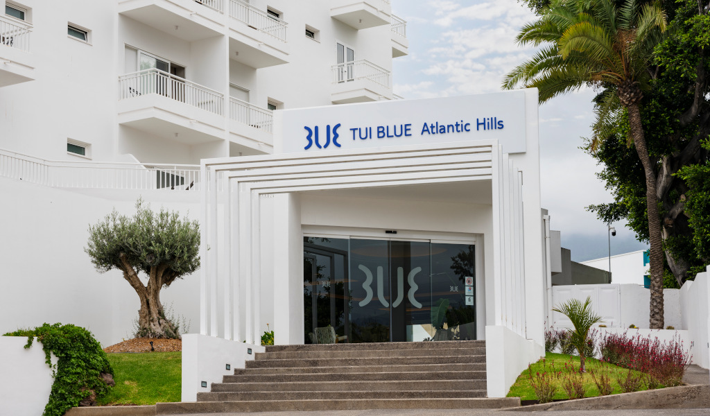 Entrada del TUI BLUE Atlantic Hills en Tenerife con plantas alrededor.