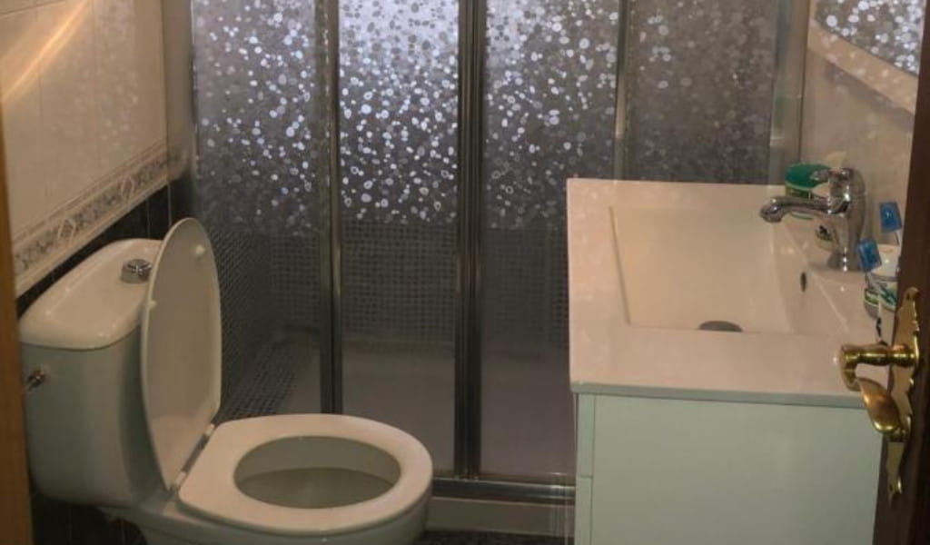 Cuarto de baño con ducha y lavabo en vivienda de Tenerife.