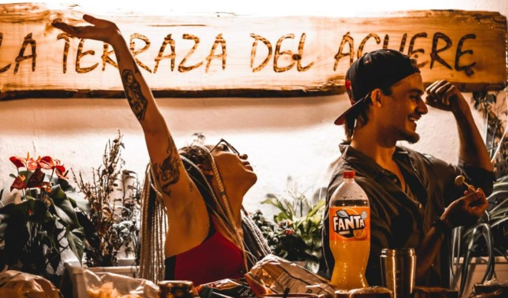 Personas sonríen bajo el cartel La Terraza del Achere en Tenerife.