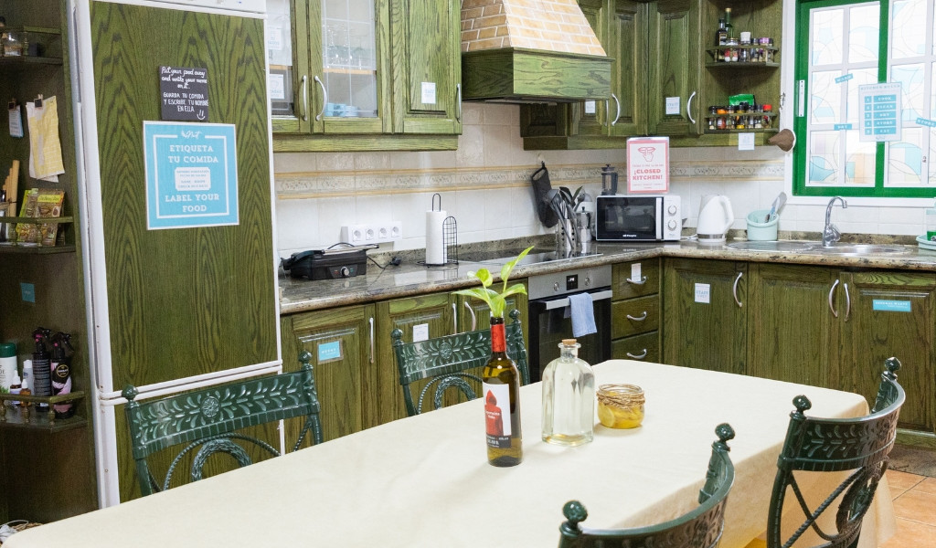 Cocina rústica en Tenerife con carteles que dicen Etiqueta tu comida.
