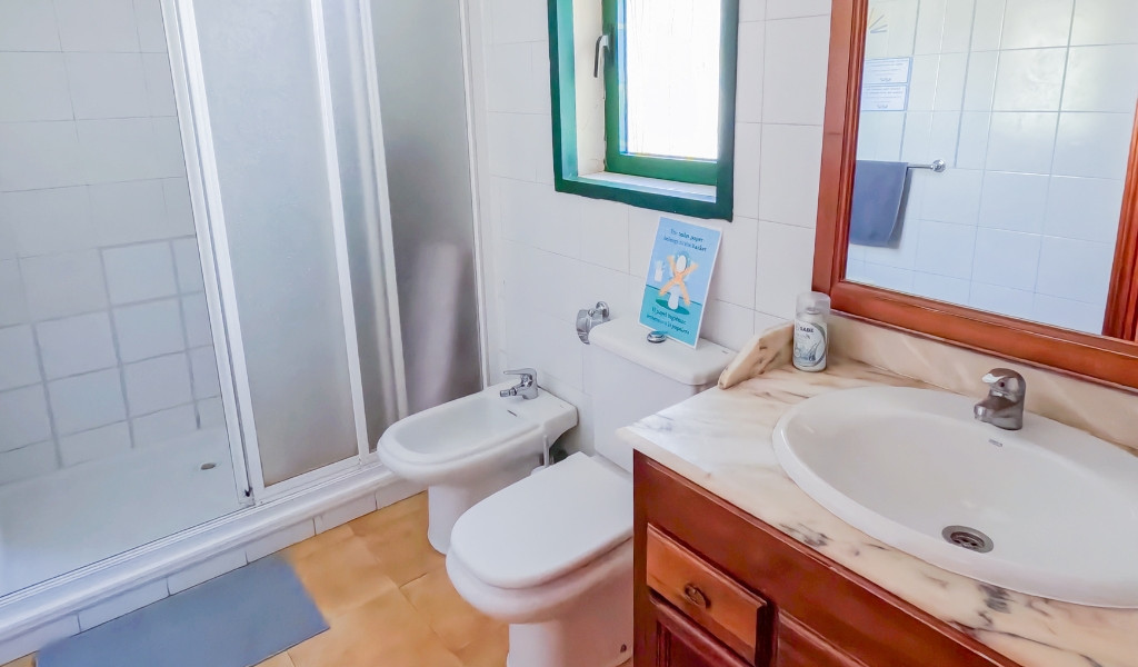 Baño con ducha, inodoro, bidé y lavabo en Puerto de la Cruz.