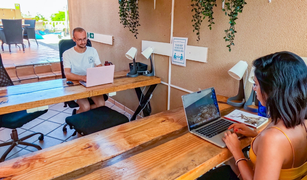 Personas trabajando en laptops en una terraza en Tenerife.