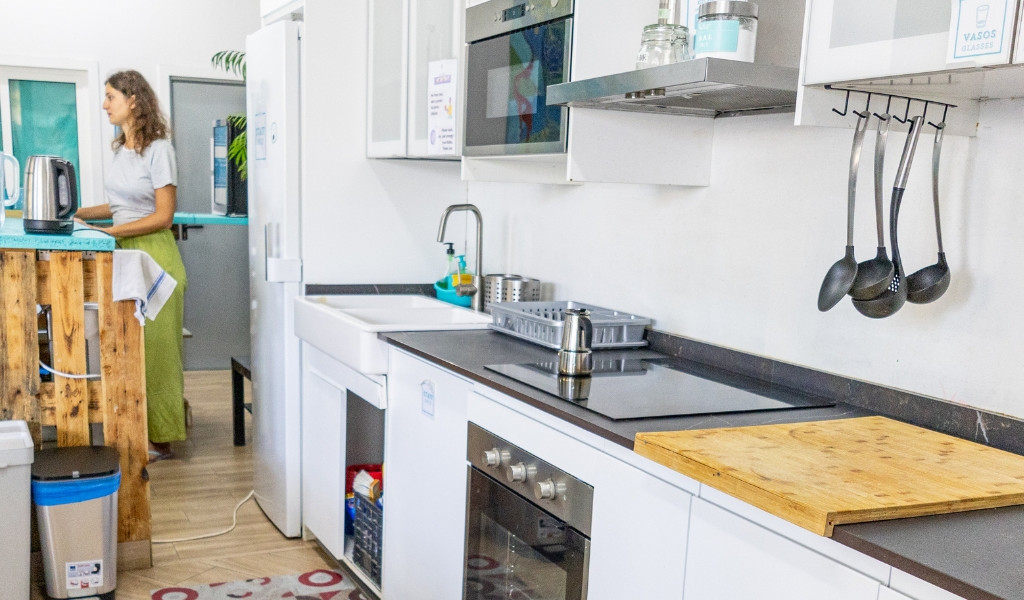 Cocina moderna con una mujer usando un hervidor en Tenerife.