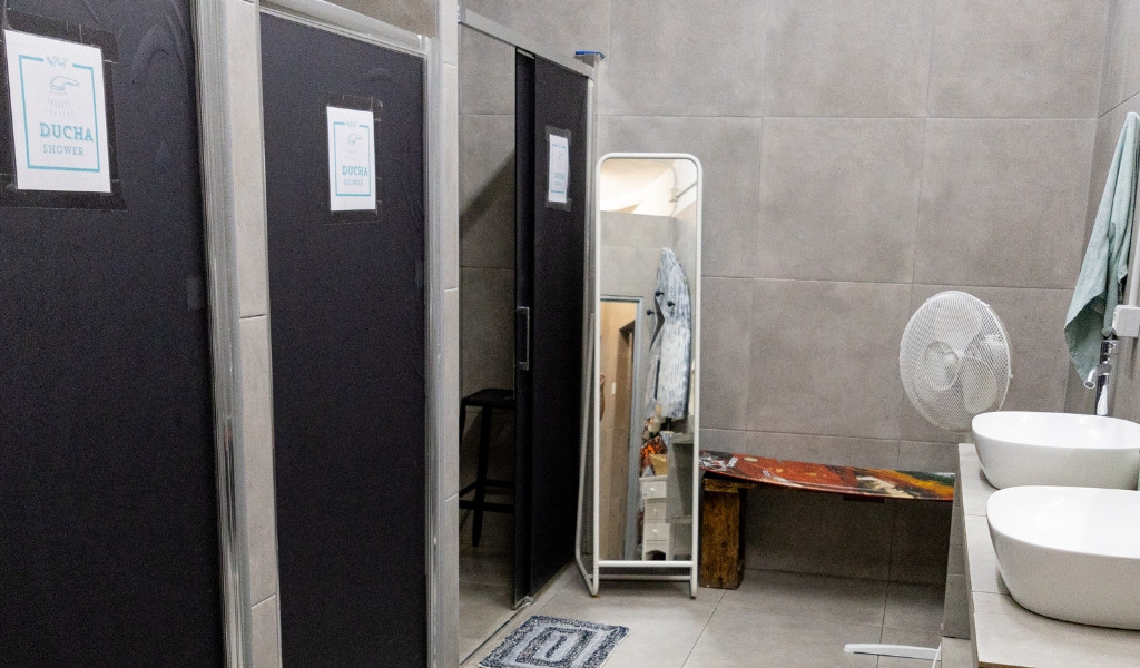 Duchas y lavabos en vestuario con espejo en Tenerife.
