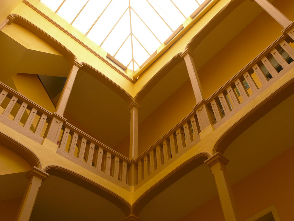 Balcón interior con barandillas de madera en edificio de La Orotava, Tenerife.