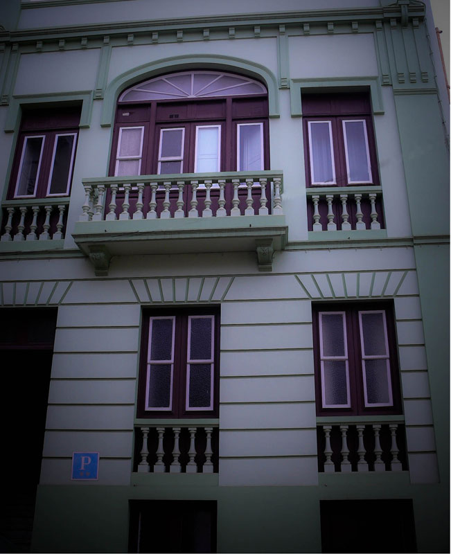 Edificio histórico con balcones y ventanas en el centro de La Laguna, Tenerife.