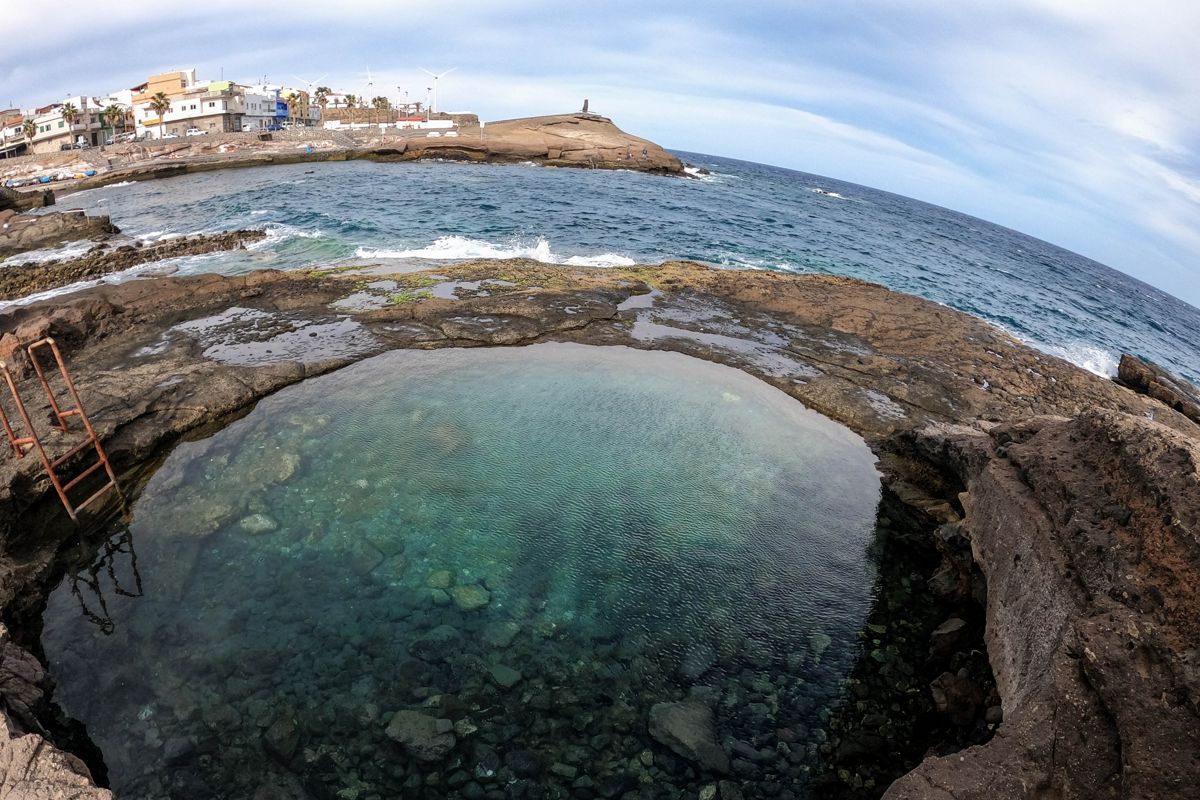 Charco de roca con agua cristalina y fondo rocoso en Las Galletas, Tenerife.