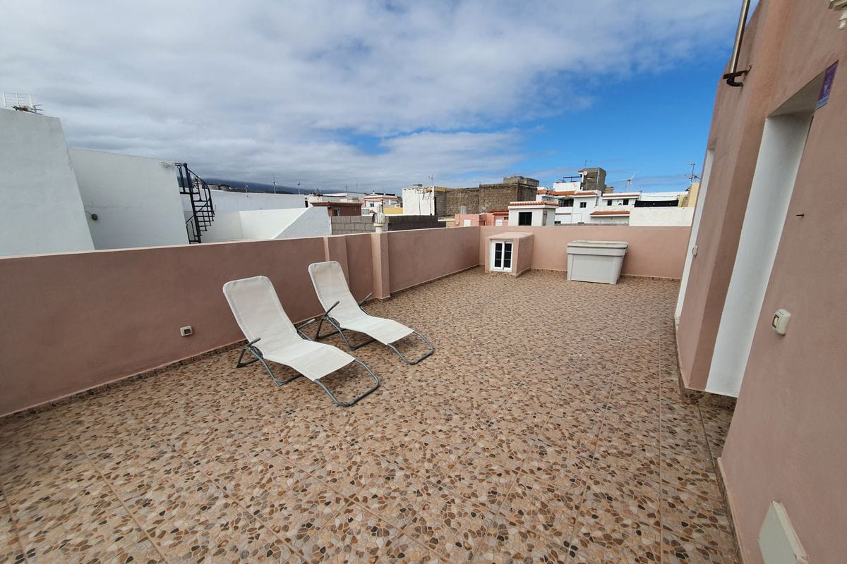 Terraza con dos tumbonas y vista de la ciudad, San Cristóbal de La Laguna.
