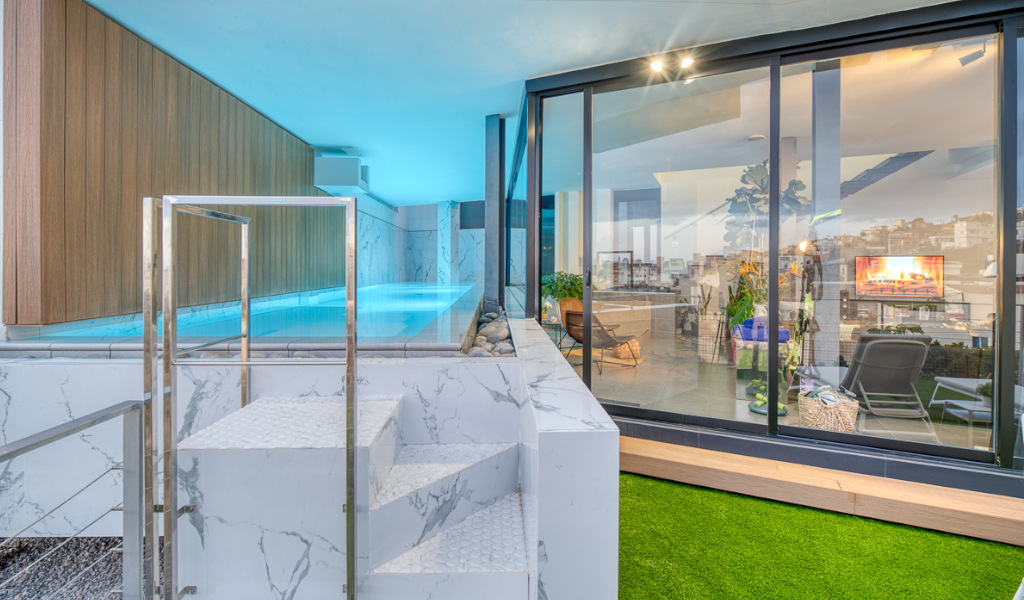 Piscina interior con vista a la sala de estar en Tenerife.