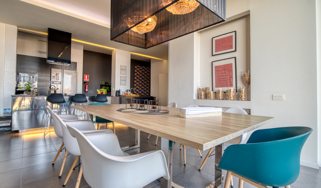 Comedor moderno con mesa de madera y sillas, decoración colorida, Tenerife.