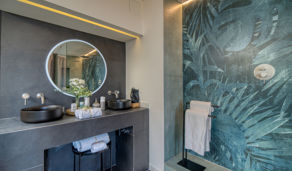 Baño moderno con lavabos dobles y ducha, decoración tropical estilo Tenerife.