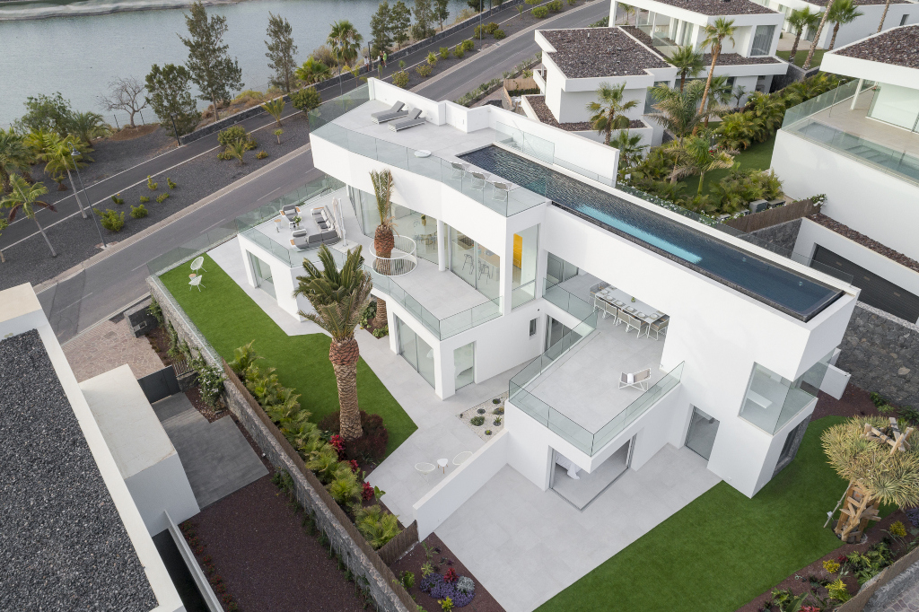 Casa moderna con piscina y jardín en Tenerife, vista aérea del vecindario.
