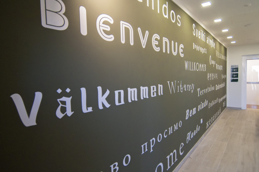 Pared con la palabra Bienvenidos en varios idiomas en Santa Cruz de Tenerife.