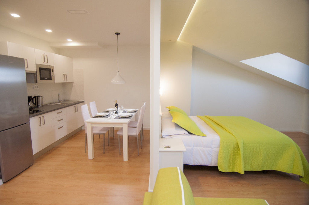 Cocina y dormitorio modernos en apartamento de Tenerife.