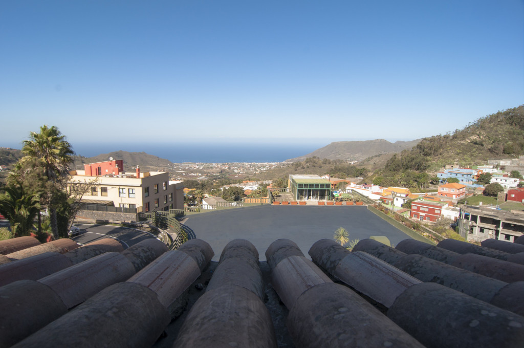 Vista panorámica de Tacoronte en Tenerife, con el mar al fondo y casas coloridas.
