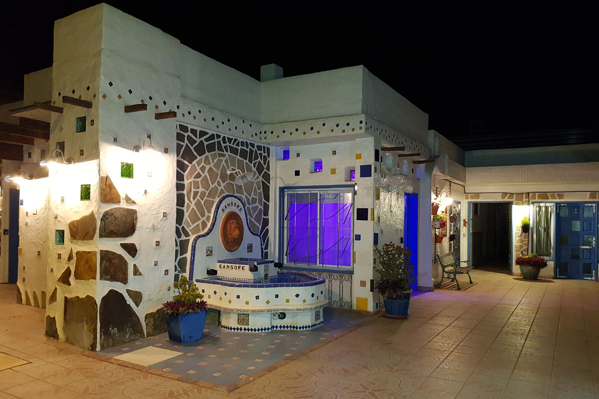Exteriores del restaurante Sansofé en Tenerife iluminados de noche.