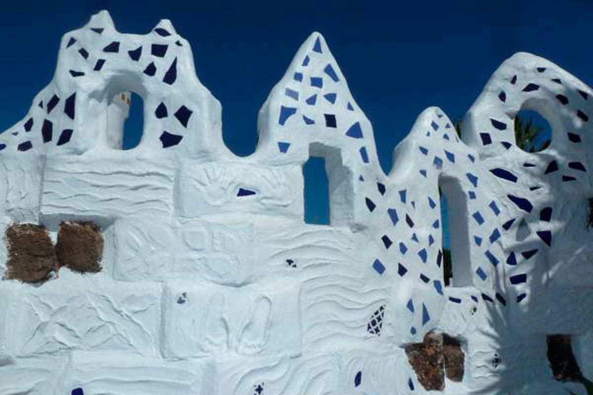 Arquitectura blanca con mosaicos azules en San Miguel de Abona, Tenerife.