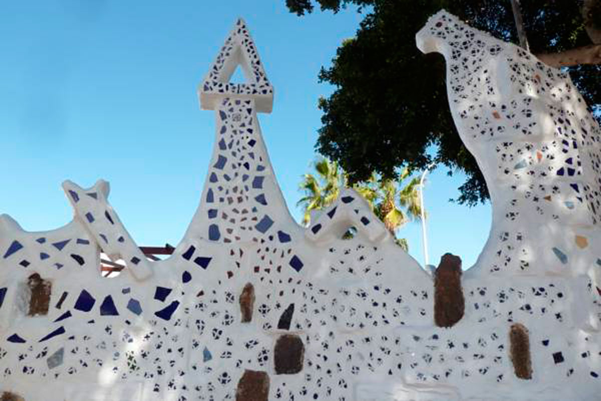 Escultura blanca decorada con mosaico azul en Puerto de la Cruz, Tenerife.