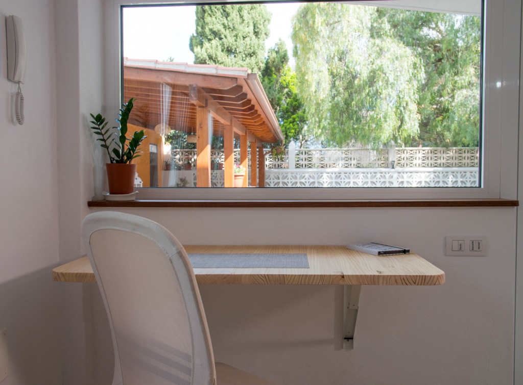 Escritorio junto a ventana con vista exterior a jardín en Tenerife.