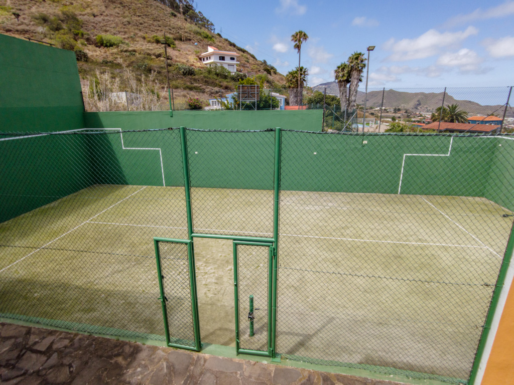 Cancha de tenis rodeada de montañas en Tenerife.