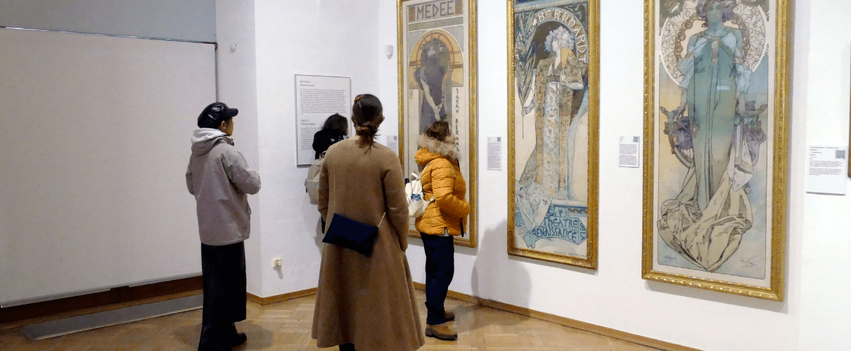 Exposición: Un loro, tres bares y dientes de oro