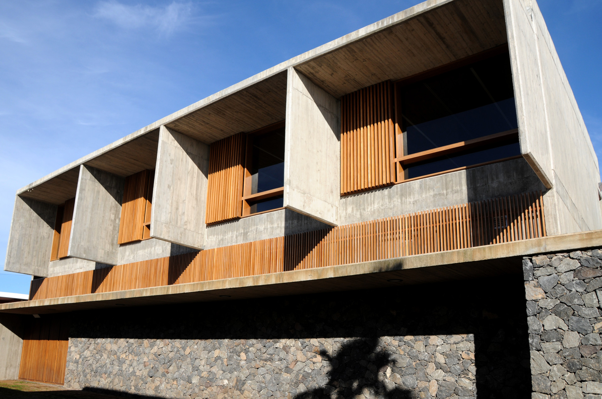 Edificio moderno con fachada de concreto y madera en Tenerife.