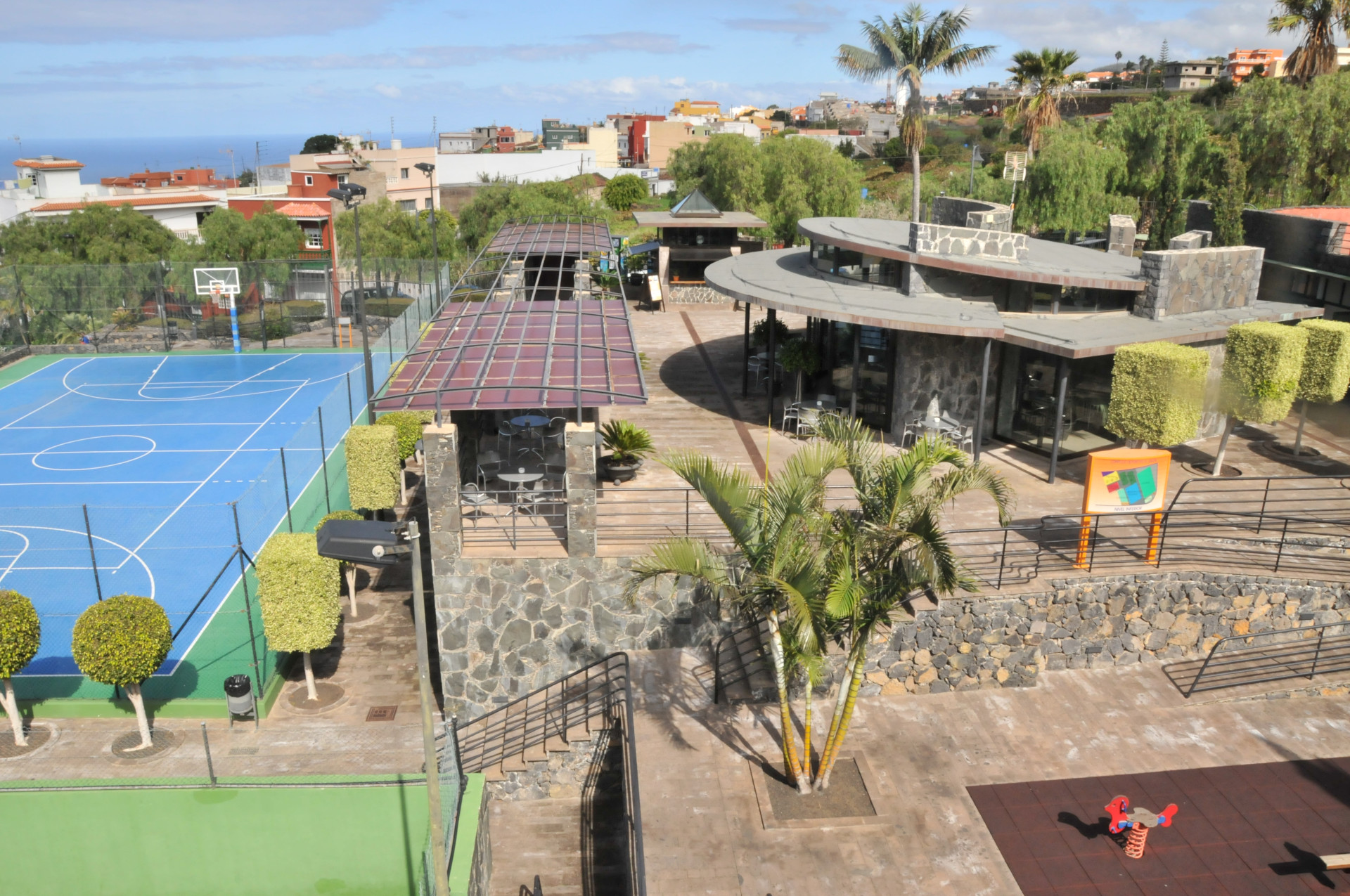 Centro deportivo con cancha de baloncesto y edificios en la Laguna, Tenerife.