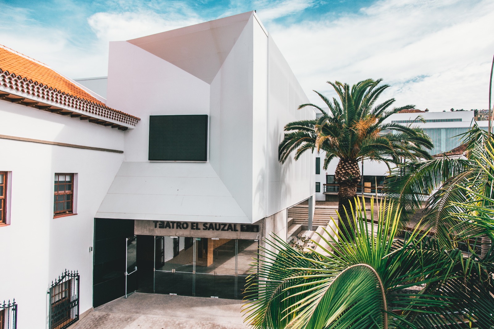 Teatro El Sauzal en Tenerife rodeado de palmeras.