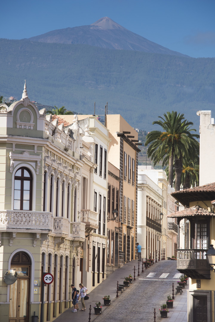 Calle adoquinada con edificios coloniales y el Teide al fondo en La Orotava, Tenerife.