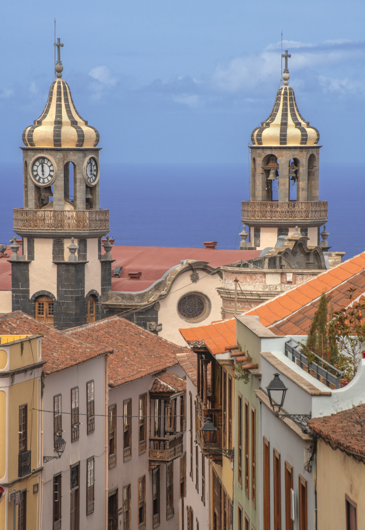 Calle con vista a la iglesia de la Concepción y el mar en La Orotava, Tenerife.