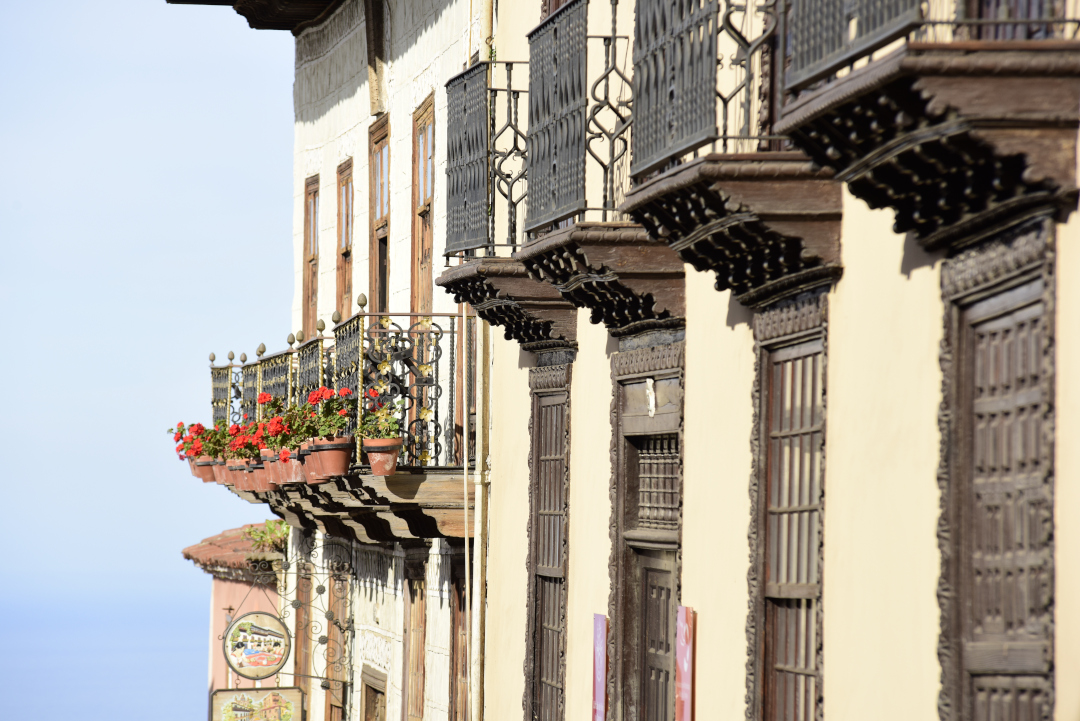 Balcones de madera con flores en una calle de La Orotava, Tenerife.