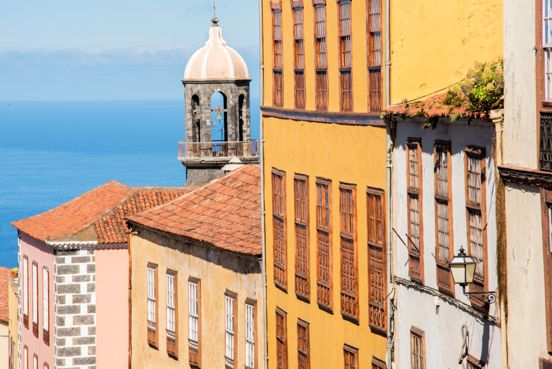 Casas coloridas y torre con vista al mar en La Orotava, Tenerife.
